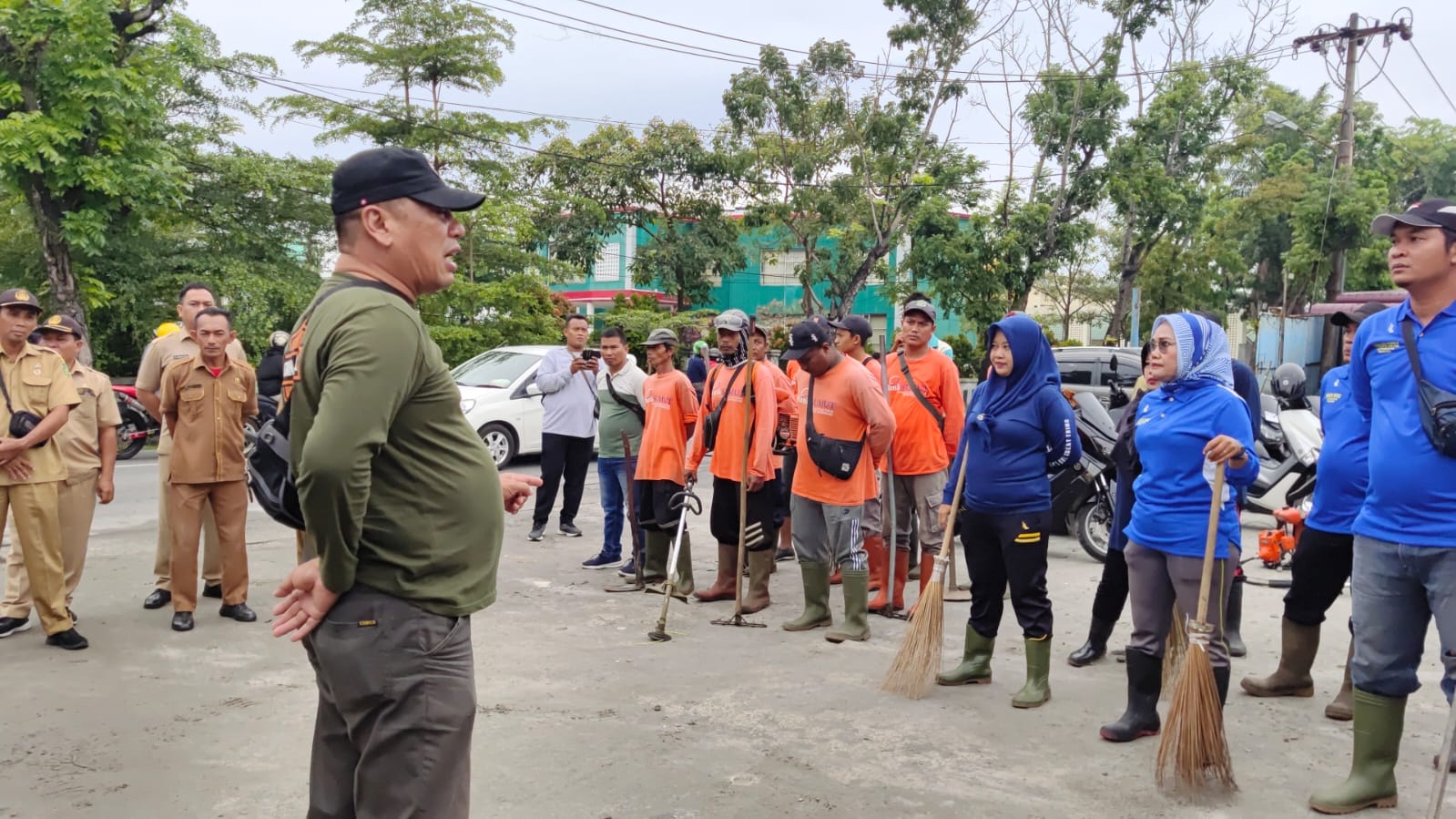 Camat Medan Sunggal T. Chairuniza melaksanakan gotong royong di 2 (dua) lokasi, yaitu di Jl. Gatot Subroto - Jl. Patriot Lingkungan X & XI Kelurahan Lalang dan Jl. Speksi Lingkungan IV Kelurahan Tanjung Rejo (06/06)
